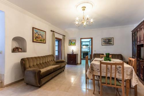 Lleon Town House In Pollensa, Mallorca