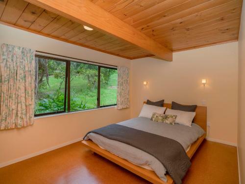 Tui's Grove - Onemana Holiday Home