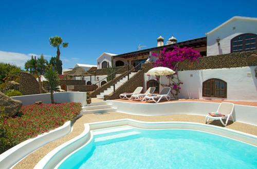 Villa Rondas With Sea View And Jacuzzi