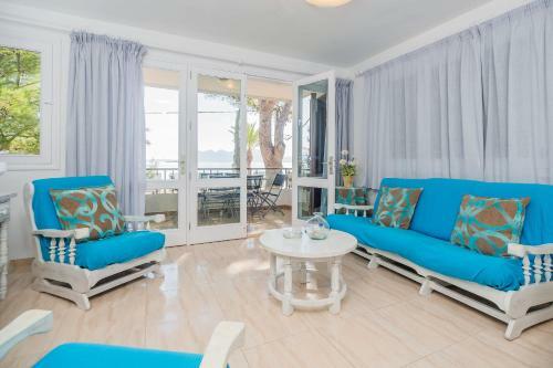 Beachfront Apartment With Sea Views And Free Wifi