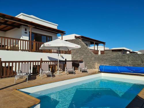 Luxury 4-bedroom Villa With Heated Pool + Sea View