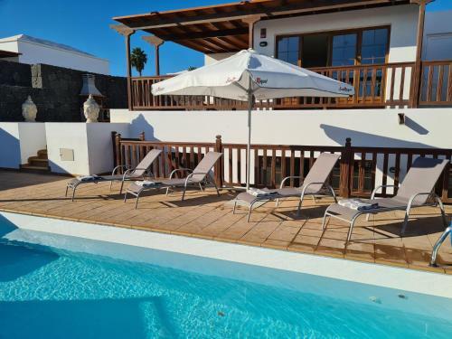 Luxury 4-bedroom Villa With Heated Pool + Sea View
