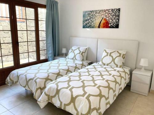 Luxury 4-bedroom Villa With Heated Pool + Sea View