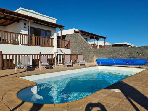 Luxury 4-bedroom Villa With Heated Pool + Sea View
