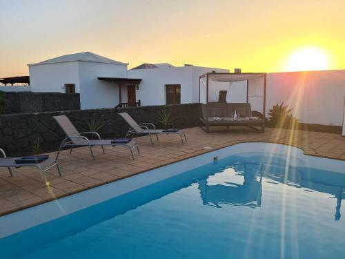 Luxury 4-bedroom Villa With Heated Pool + Sea View