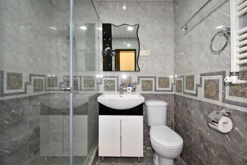 Luxury Apartment In Republic Square