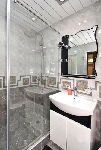 Luxury Apartment In Republic Square