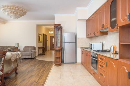 Central Yerevan 3 Bedrooms Premium Apartment Small Center