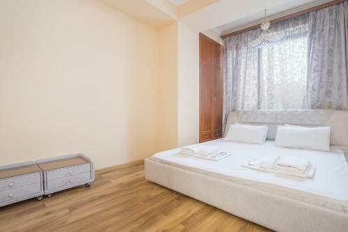 Central Yerevan 3 Bedrooms Premium Apartment Small Center