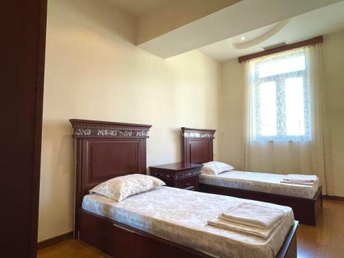 Emily's Apartments: No 21, Small Center