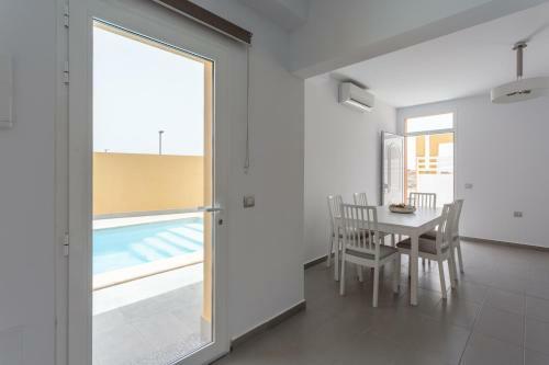Mariposas Home Pool
