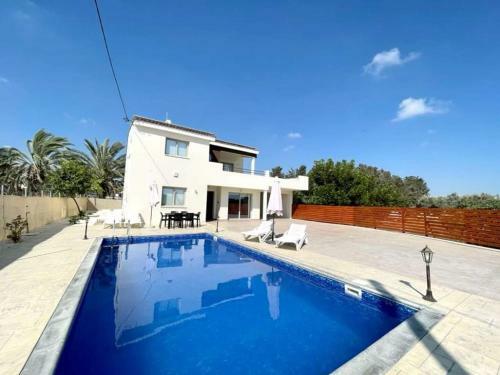 New Modern 4 Bed Villa Near Beach In Paphos