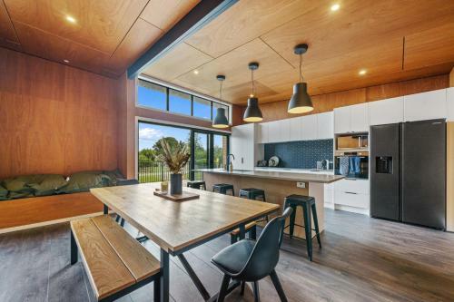 Kapiti Heights - Otaki Beach Holiday Home