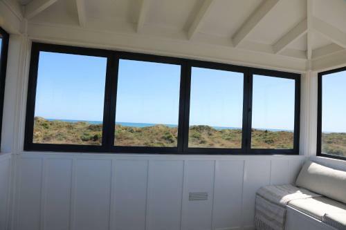 Idyllic Ocean Front Beach House - Waikawa Beach