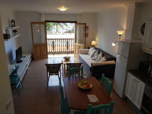 Apartamento C�ntrico, Amplio Y Con Balc�n Cerca Del Mar