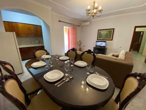 Apartamento Modern And Classic 2-bedroom Unit Apt. In Tirana