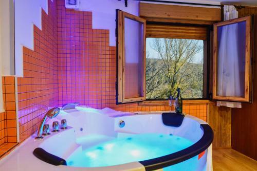 Cottage With Jacuzzi And Fireplace In The Room