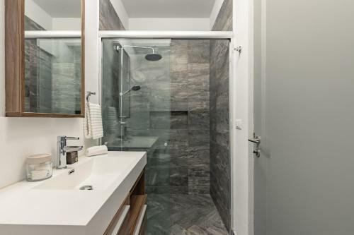 Art Deco & Modern Apt With Rooftop In Condesa!