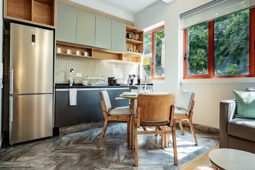 Chic Modern La Condesa Apt In Art Deco Building