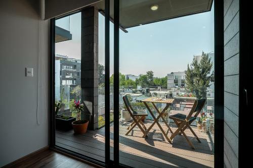 La Roma Modern & Tech Apt, Private Terrace W View!