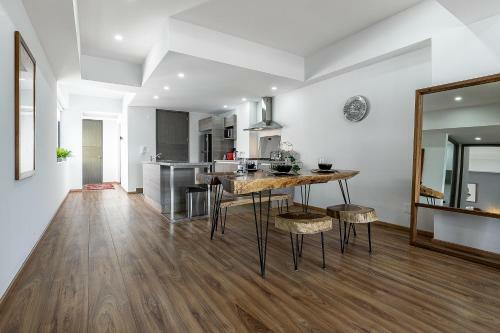 La Roma Modern & Tech Apt, Private Terrace W View!