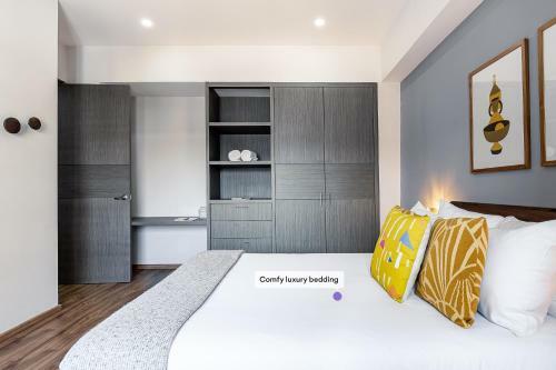 La Roma Modern & Tech Apt, Private Terrace W View!