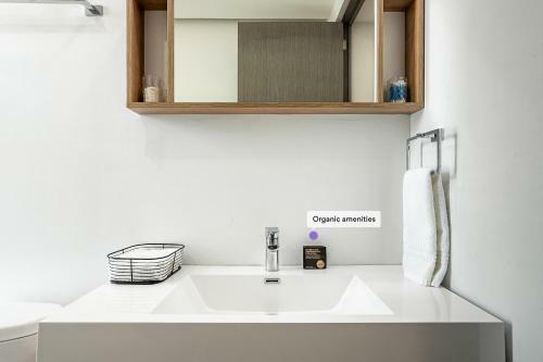 La Roma Modern & Tech Apt, Private Terrace W View!