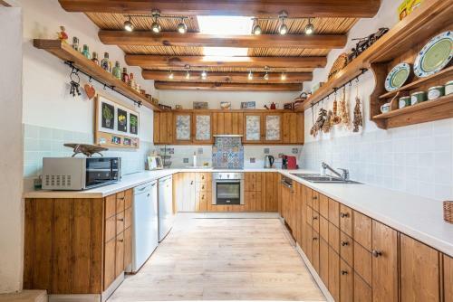 The Carob Tree Villa - 3 Br Rustic Luxury Home