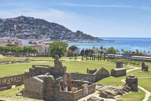 Magn�fica Casa Con Jard�n Y Barbacoa En Roses