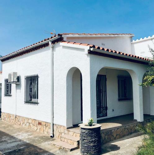 Magn�fica Casa Con Jard�n Y Barbacoa En Roses