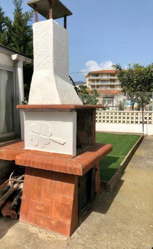 Magn�fica Casa Con Jard�n Y Barbacoa En Roses