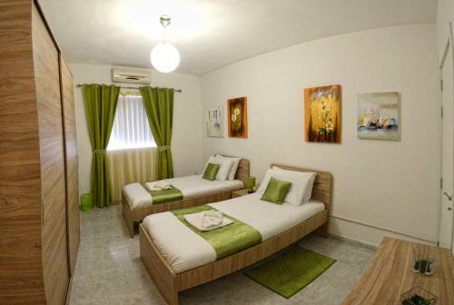 Village Corner 3 Bedroom Apartment With Garage