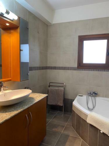 Episkopi Villa, Luxury 4 Bedroom With Pool - Limassol