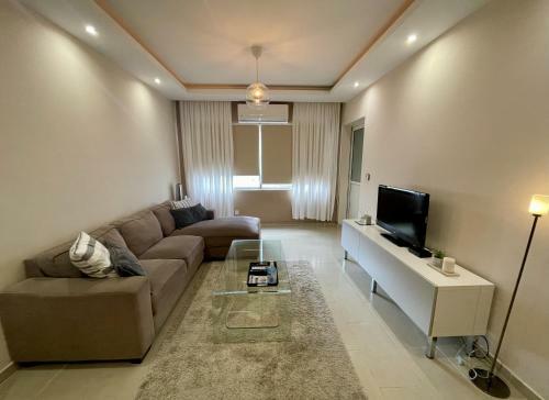 Beautiful 2-bedroom Apartment By The Sea!