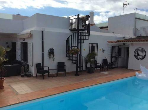 Villa Bahamas Private Heated Pool Close To Town.