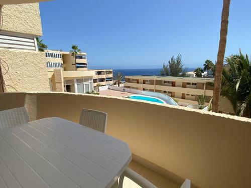 White And Quiet! Refurbished Seaview Apartment