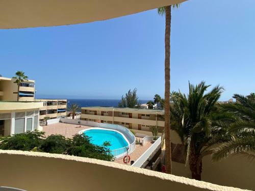 White And Quiet! Refurbished Seaview Apartment