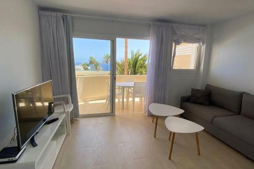 White And Quiet! Refurbished Seaview Apartment