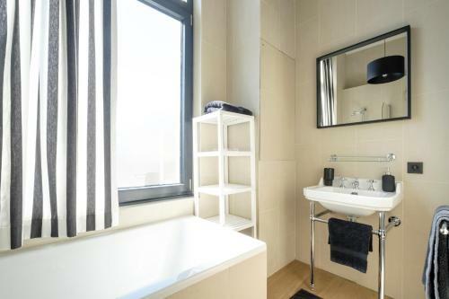 Apartamento Fabulous Studio In Ch�telain Area With Balcony