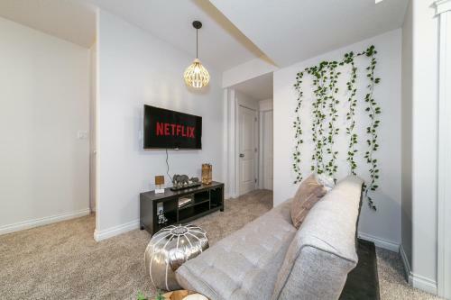 Villa Bali Escape, 4 Bed 4 Bath, King Bed, Jetted Tub, Fireplace, Garage