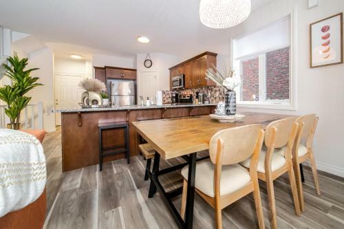 Villa Bali Escape, 4 Bed 4 Bath, King Bed, Jetted Tub, Fireplace, Garage
