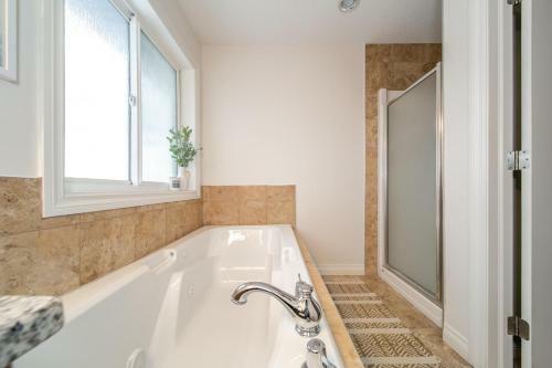 Villa Bali Escape, 4 Bed 4 Bath, King Bed, Jetted Tub, Fireplace, Garage