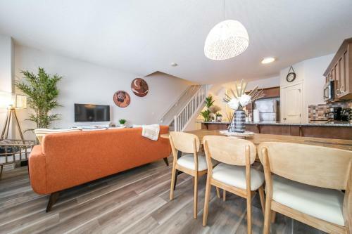 Villa Bali Escape, 4 Bed 4 Bath, King Bed, Jetted Tub, Fireplace, Garage