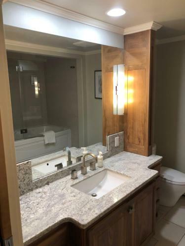 Apartamento Luxury One Bed/bath Condo W/ Parking On Whyte Ave