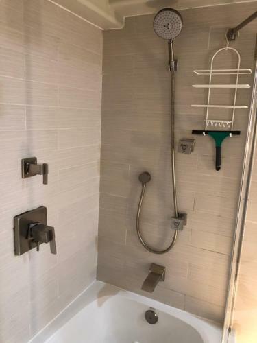 Apartamento Luxury One Bed/bath Condo W/ Parking On Whyte Ave