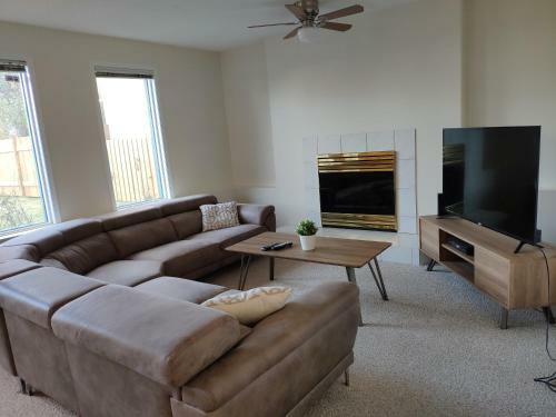 Spacious/elegant House By West Edmonton Mall