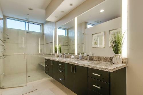 Luxe 4 Bdrm Wpool And Spa On Golf Course Lot
