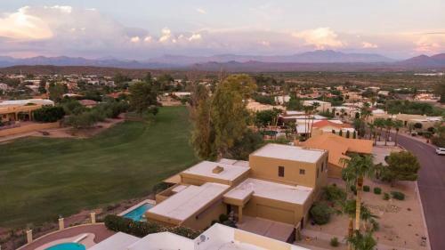 Luxe 4 Bdrm Wpool And Spa On Golf Course Lot