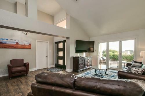 Spectacular Hilltop Home Wresort Like Backyard
