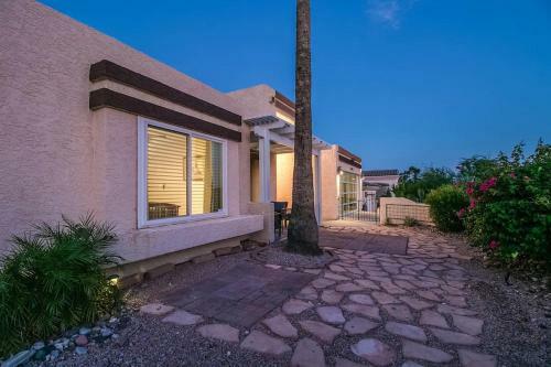 Spectacular Hilltop Home Wresort Like Backyard